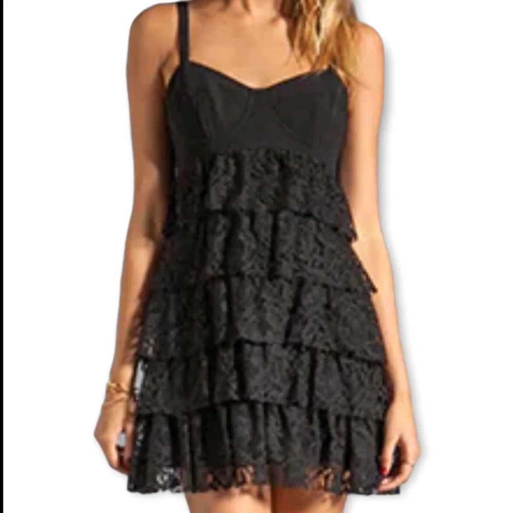 NANETTE LEPORE ~ Ginseng Jasmine Black Dress ~ Size 4